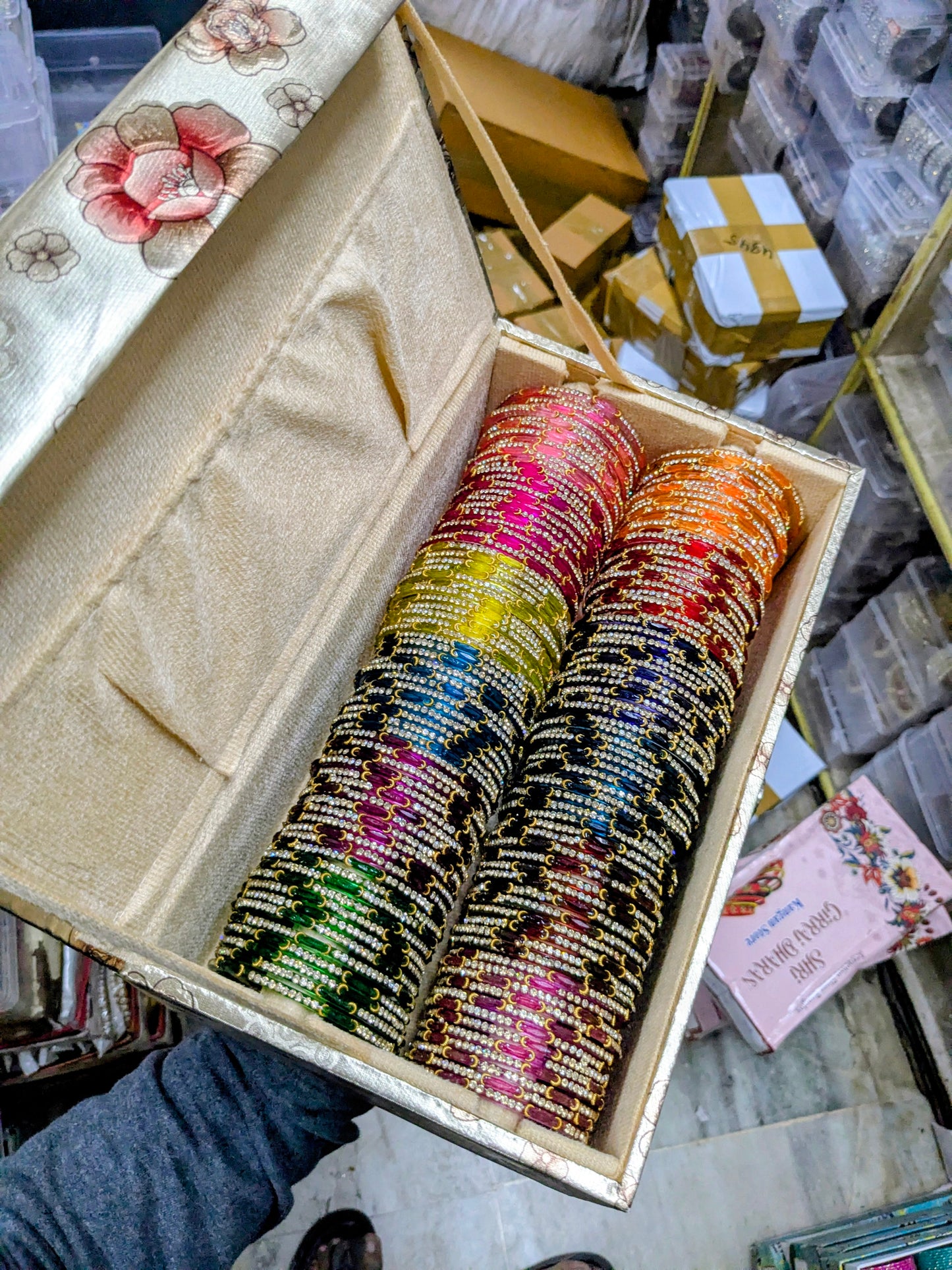 ✨ Feather Strip Glass Bangles – Elegant Lightweight Design with Shimmer Finish