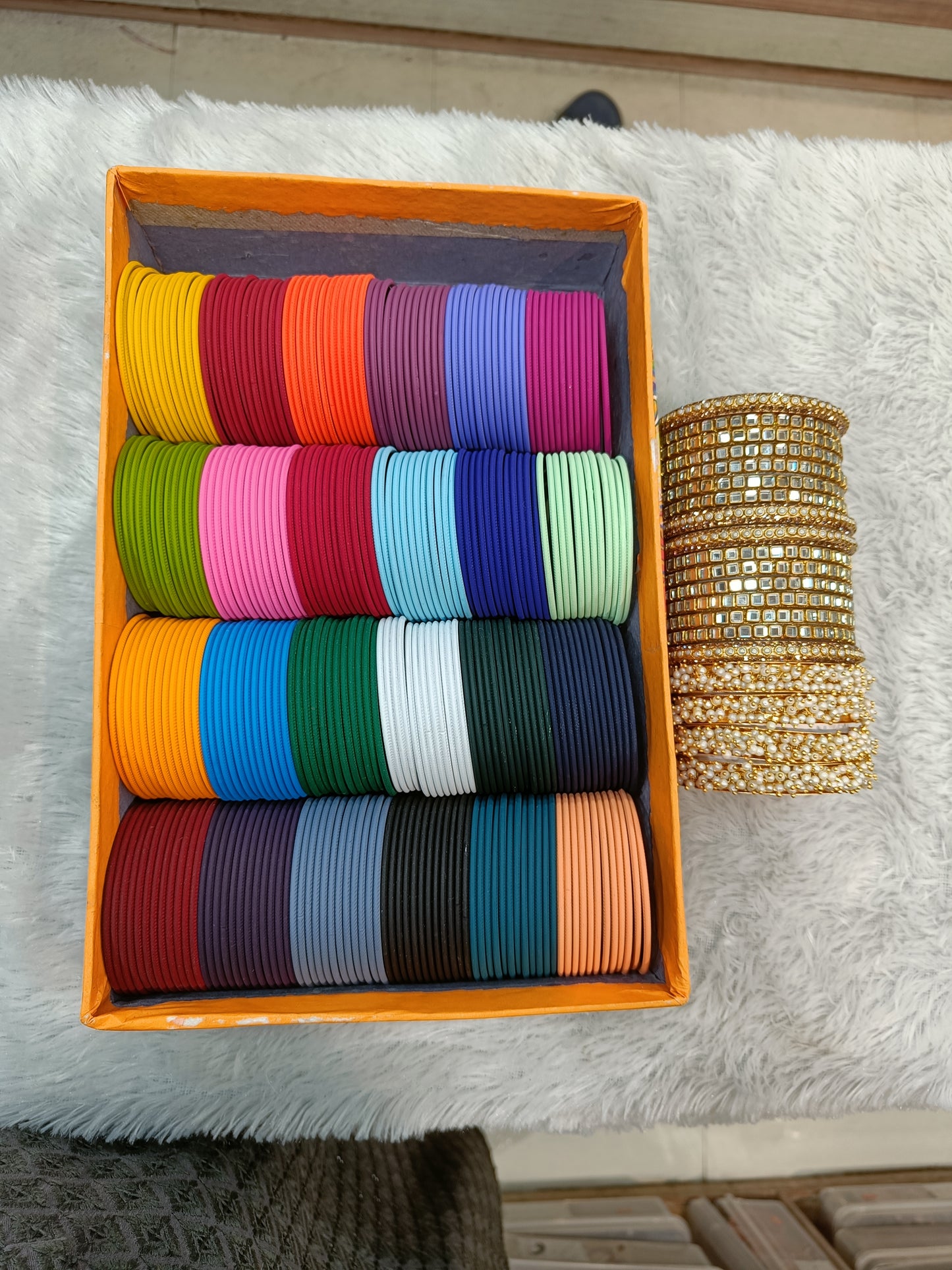 One of the Best seller combo 


24 DOZEN bangles 

4 pc lahariya 

12 pc choki bangles 

4 pc bindi chudi 

Will come with thermocol proper packing