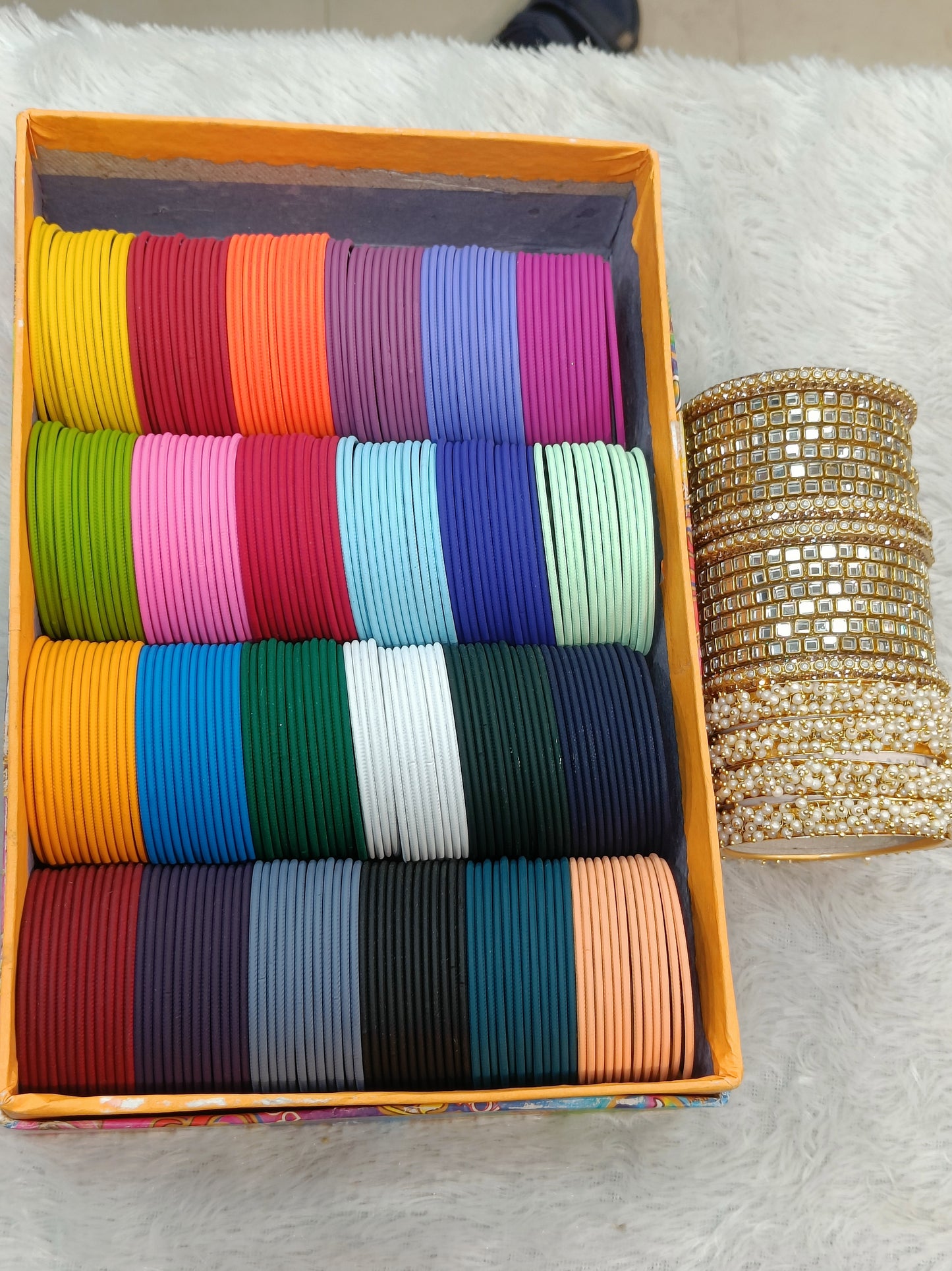 One of the Best seller combo 


24 DOZEN bangles 

4 pc lahariya 

12 pc choki bangles 

4 pc bindi chudi 

Will come with thermocol proper packing