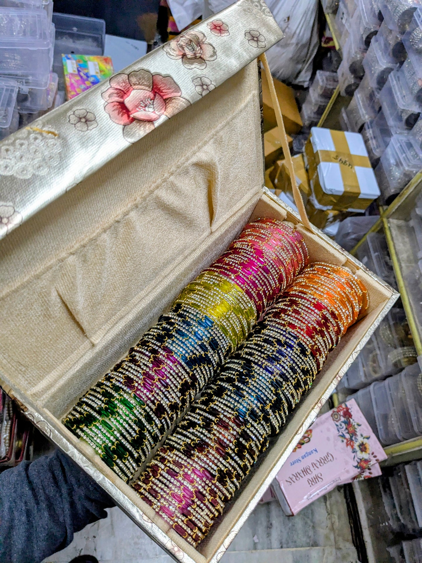 ✨ Feather Strip Glass Bangles – Elegant Lightweight Design with Shimmer Finish