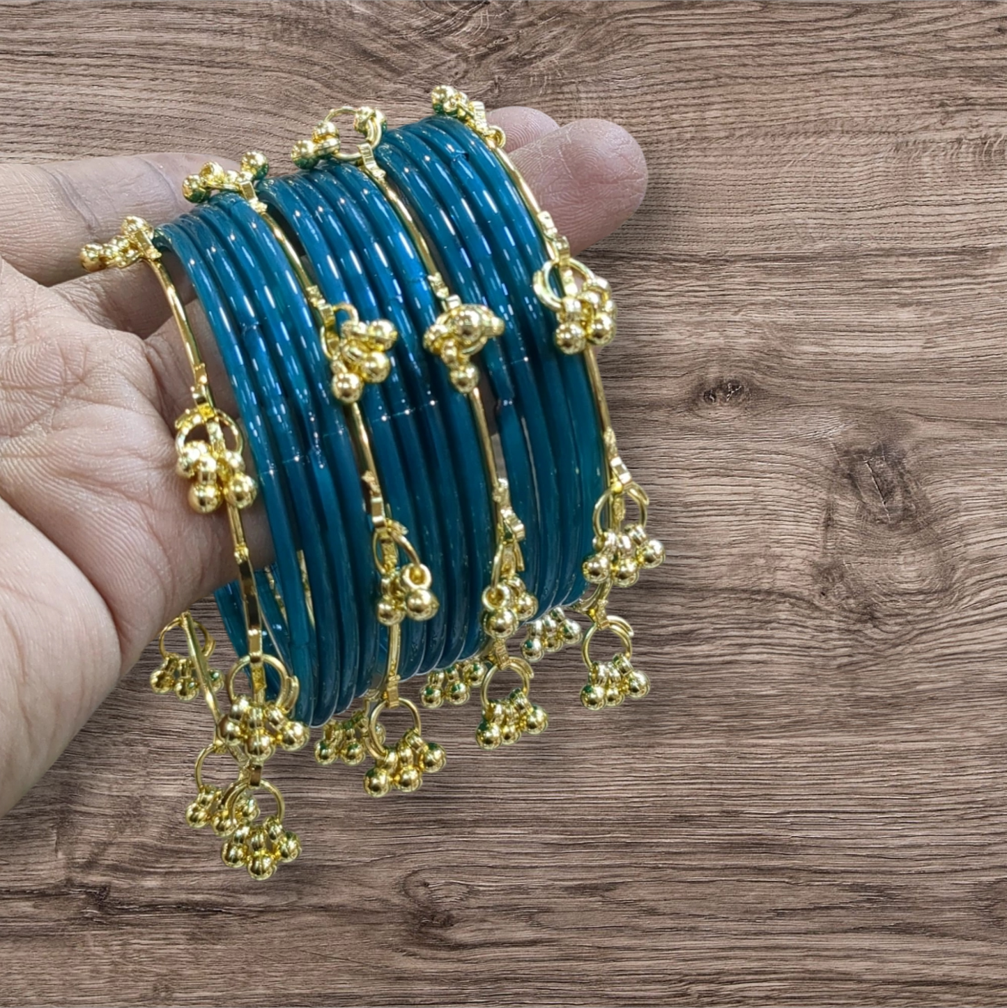 GUNGROO glass bangles 
Set